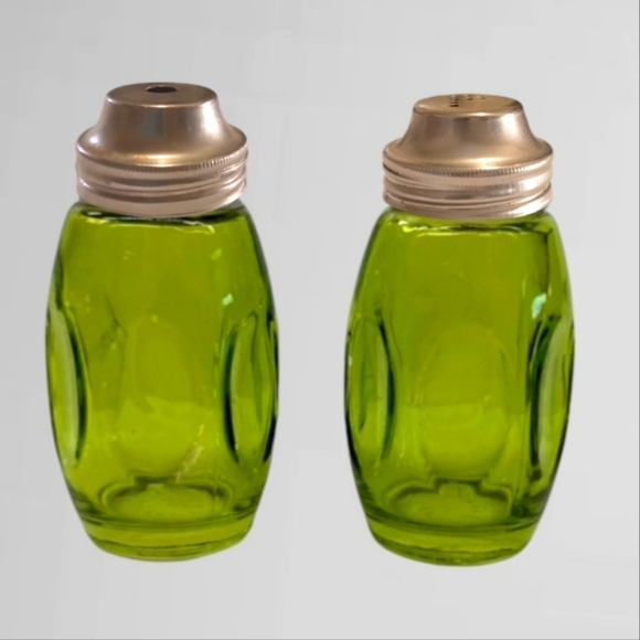 VINTAGE AIRKO MID CENTURY AVOCADO GREEN THUMBPRINT GLASS SALT & PEPPER SHAKERS - Picture 1 of 6